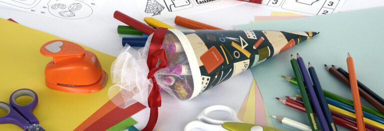 Das Bild zeigt eine bunte Schultüte.