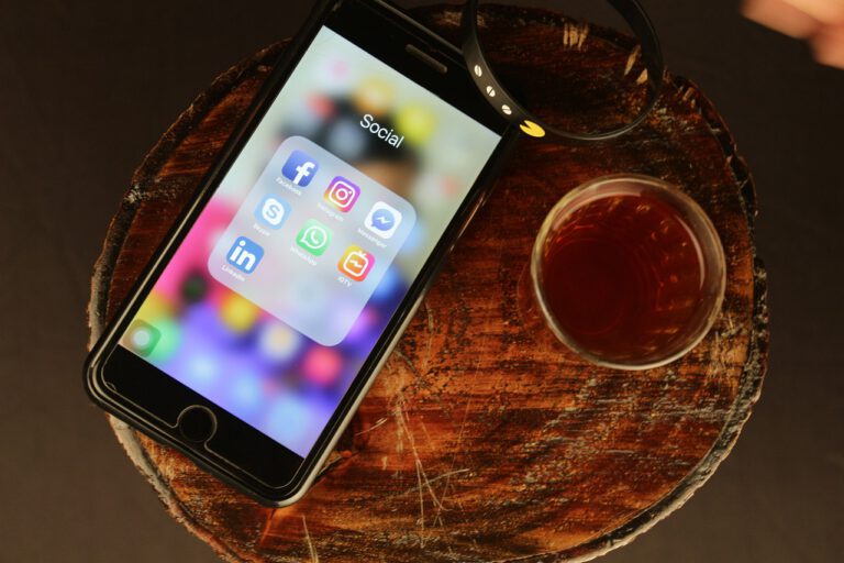 Das Bild zeigt ein Smartphone auf einem Tisch.
